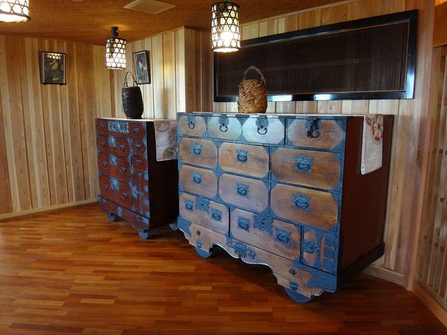 そこかしこにアンティーク家具が置いてあります。_川場温泉