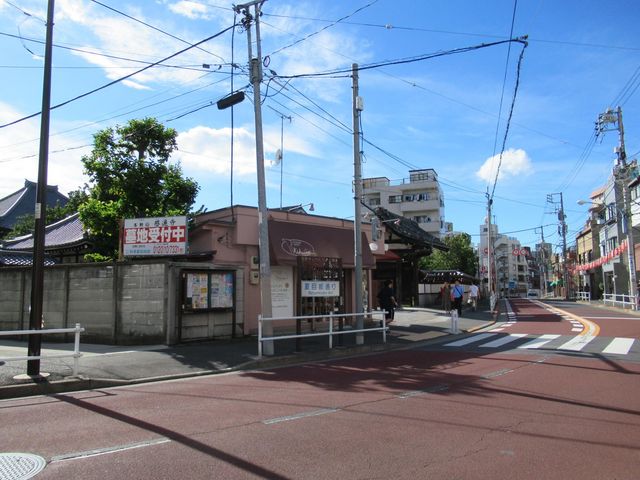 通りの途中にある標識_夏目坂通り