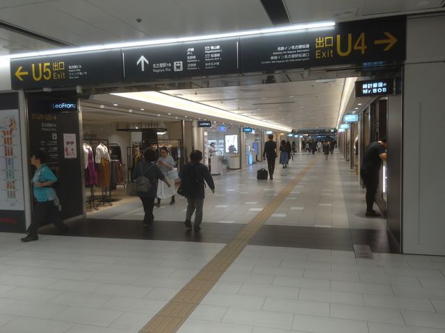人通りは疎らでした。_ユニモール