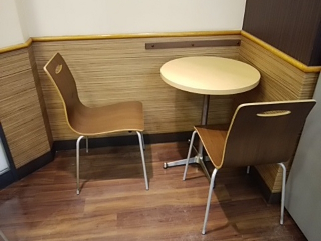 コーナーペア席_ロッテリアアッセ広島駅店