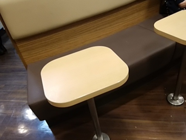 ベンチシート_ロッテリアアッセ広島駅店