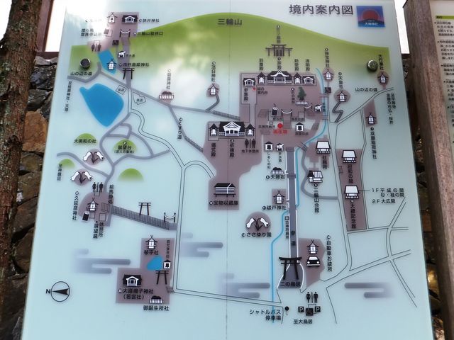 後ろに三輪山、狭井神社などたくさんの摂社に囲まれています。_大神神社