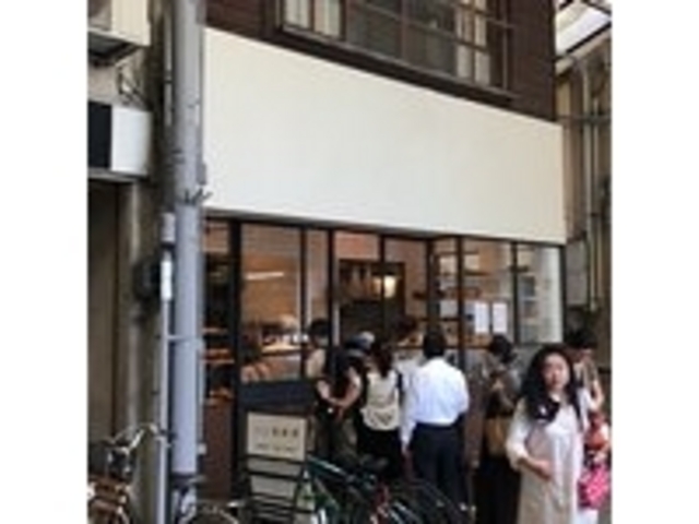 並ぶ客が客を呼ぶ_パン屋航路
