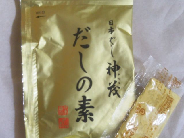 『神茂だしの素と粉辛子』。_神茂 本店