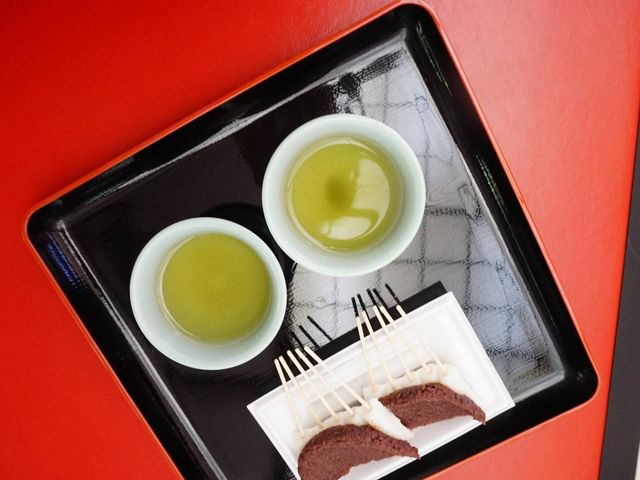 お茶とセット_法多山名物だんご企業組合