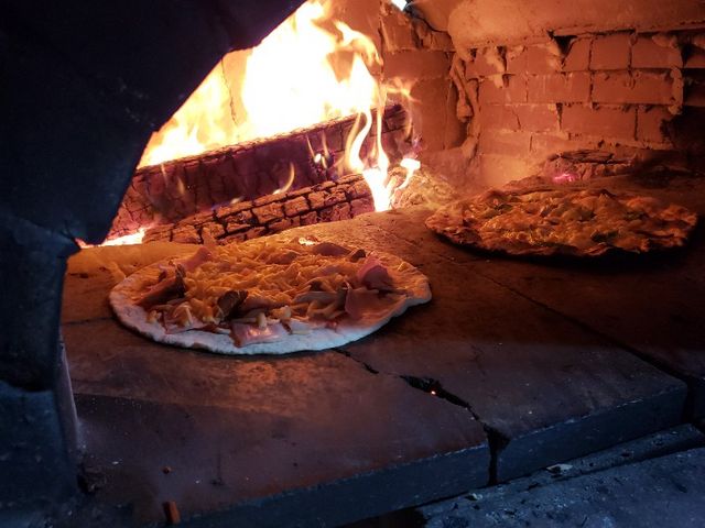 窯の中は300度以上!パリパリなのにモチモチのpizzaがあっとう間に焼き上がります!_ねこぽぽテラス