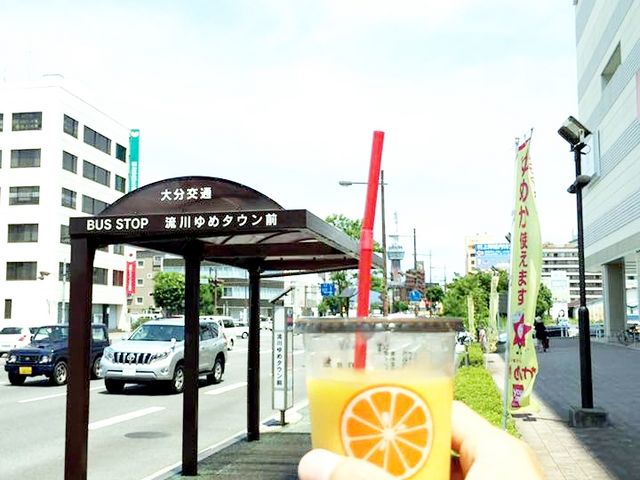 くだものかふぇゆめタウン別府店で購入した生オレンジフレッシュジュース飲みながら歩く_くだものかふぇゆめタウン別府店