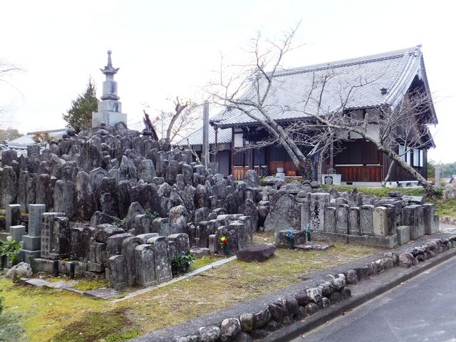 青雲寺の前にある、百地氏累代の墓石。_百地砦跡