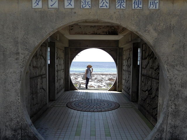 満ち潮なら、奥に見える海が真っ青に見えます。_ダンヌ浜