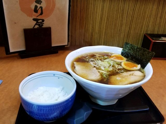 名物こくだれ醤油ラーメン(小ライス付 麺大盛り)なんと麺大盛りと小ライス、無料サービスで出来るのです_たまり屋