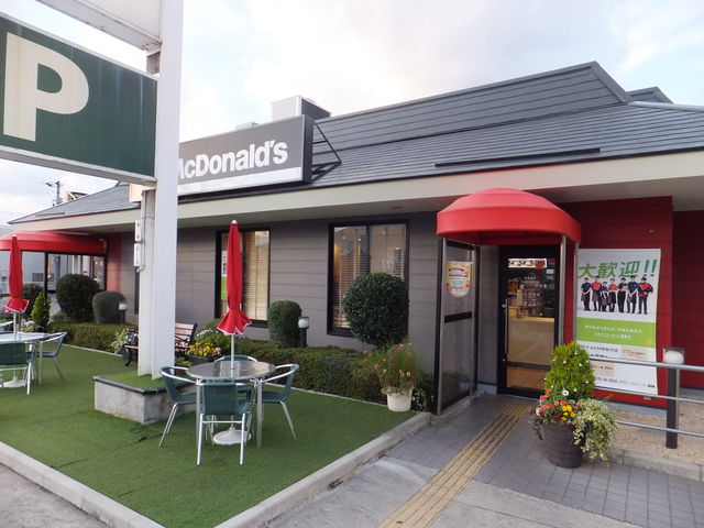 赤いパラソルが開いていたら、もっと華やかでしょう。_マクドナルド24号粉河店