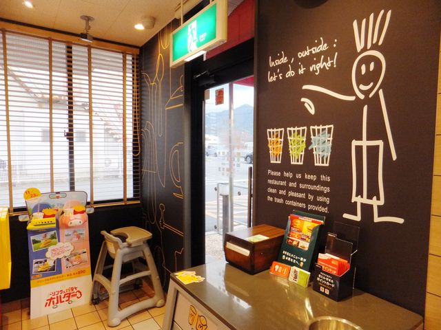 出入り口の様子:壁のイラストがかわいい。_マクドナルド24号粉河店