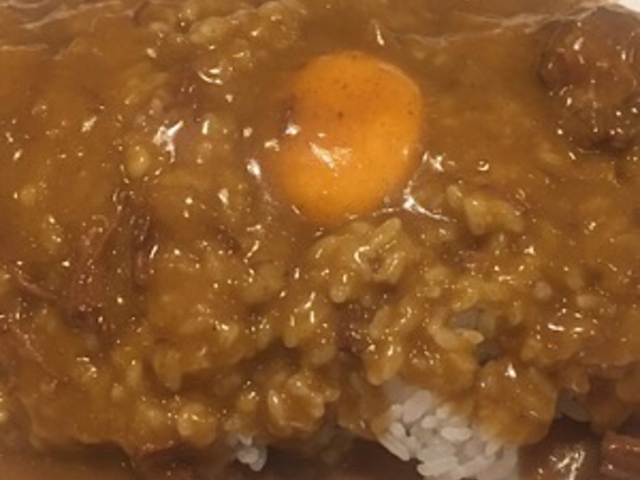 生卵がアクセントになります。_インデアンカレー中之島フェスティバルプラザ店