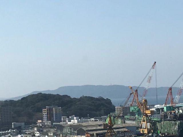 手前が西公園で、奥が能古島(海鮮市場会館展望室から)_能古島