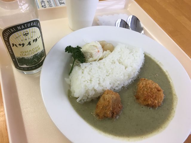 売店で買ったハサイダーと一緒に♪_黒部ダム 売店