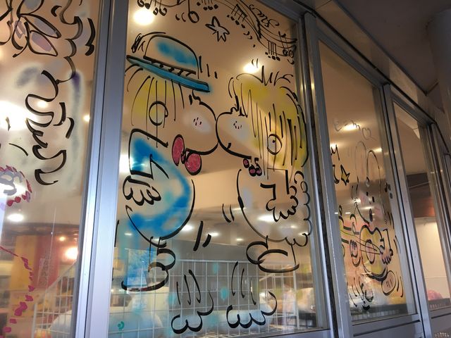 窓ガラスには水森亜土さんの絵が描かれています♪_広川サービスエリア 下り線