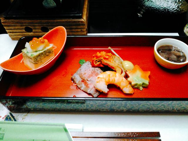 蛍イカの沖漬け(右上)で日本酒が進みます。_旬味酒菜 中鉢