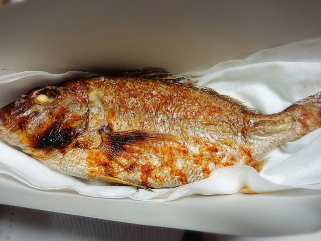 お土産に鯛の塩焼き1000円
大根や野菜も売ってます_音の花温泉