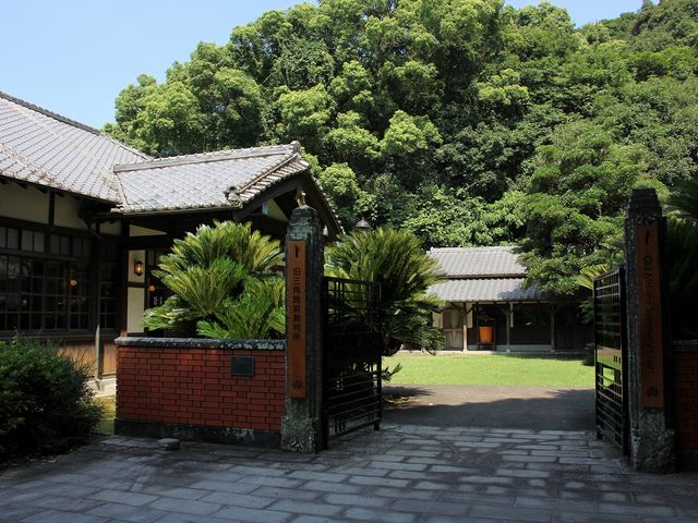門から見た外観。_旧三角簡易裁判所(法の館、伝統工芸館)