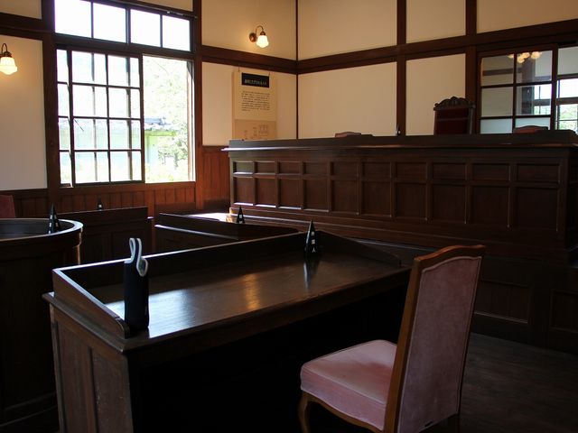 手前は弁護人席です。_旧三角簡易裁判所(法の館、伝統工芸館)