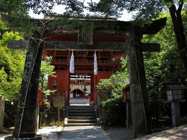 境内は緑に囲まれています。_六殿神社