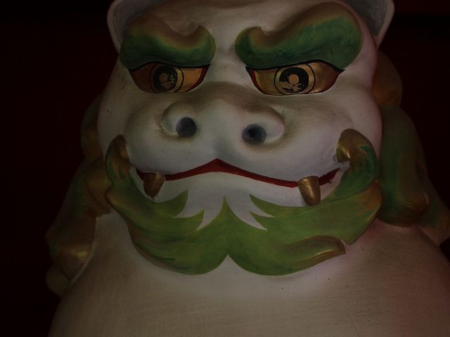 色鮮やかな木製の狛犬。_六殿神社