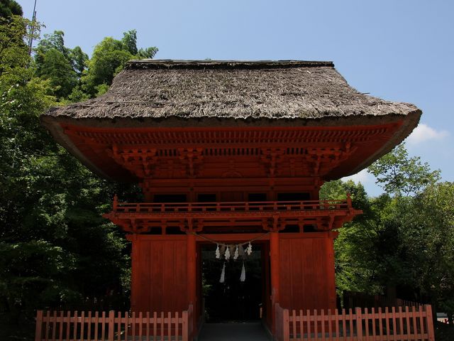 朱塗りと茅葺。_六殿神社