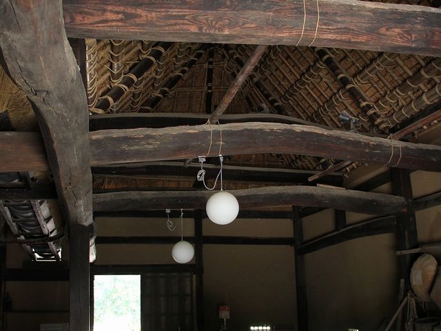 コの字型なので、梁と屋根の位置も独特です。_旧境家住宅