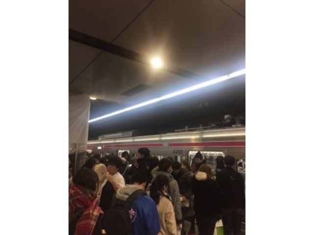 混み合っています。_京王電鉄新宿駅