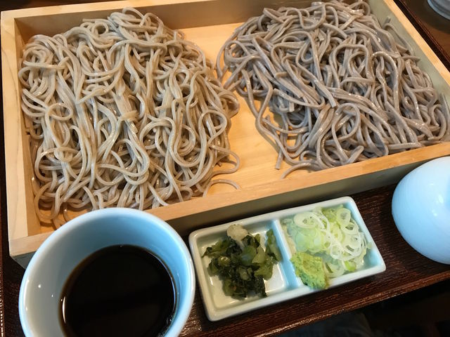 ボリューム豊かな二色板そば_そば山彼方支倉店