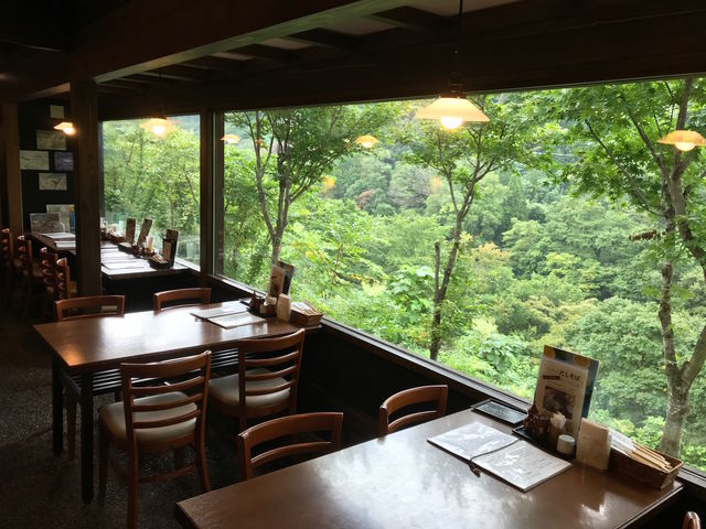 広々とした窓から見た緑豊かな眺め_そば山彼方支倉店