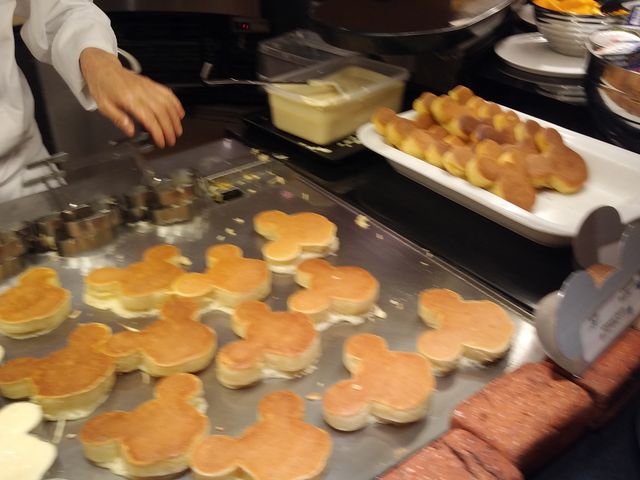 かわいいミッキーのパンケーキ、焼きたてです。_シェフ・ミッキー