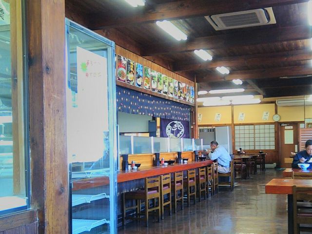 店内の様子。カウンター向こうの窓際が座敷席。_英ちゃんうどん 本店