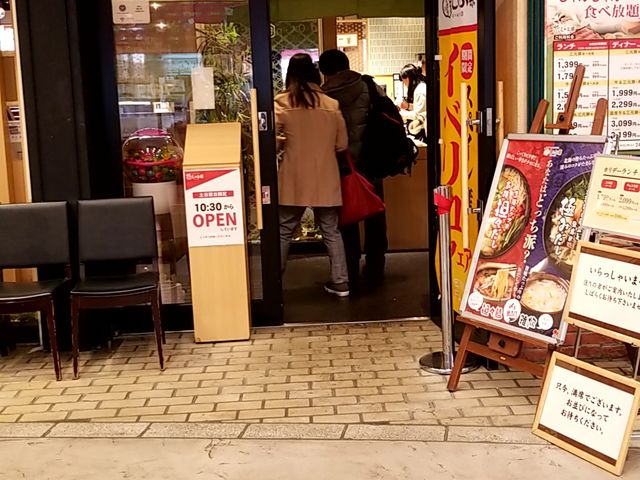 お店入り口_しゃぶ葉 横浜ワールドポーターズ店