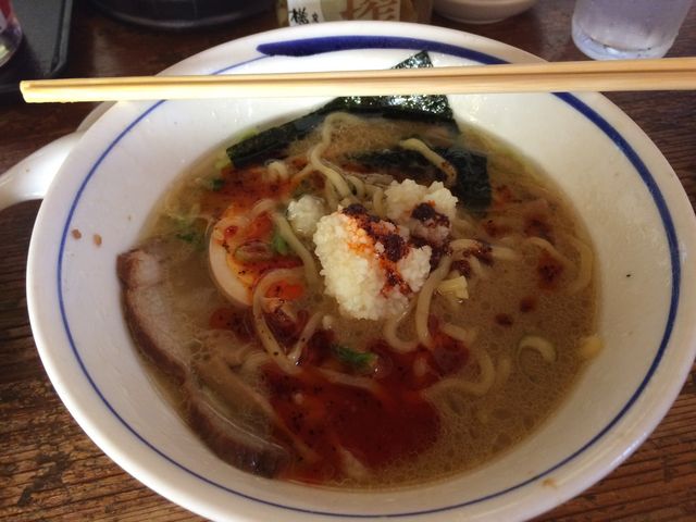 ラーメンにラー油、ニンニクなどなど_横濱家 相模原店