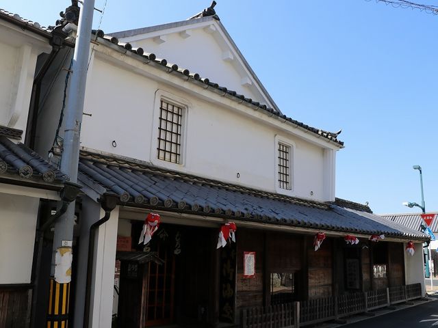 大きな通りを隔てた向かい側にも白壁の家がありました。_柳井白壁の町並み