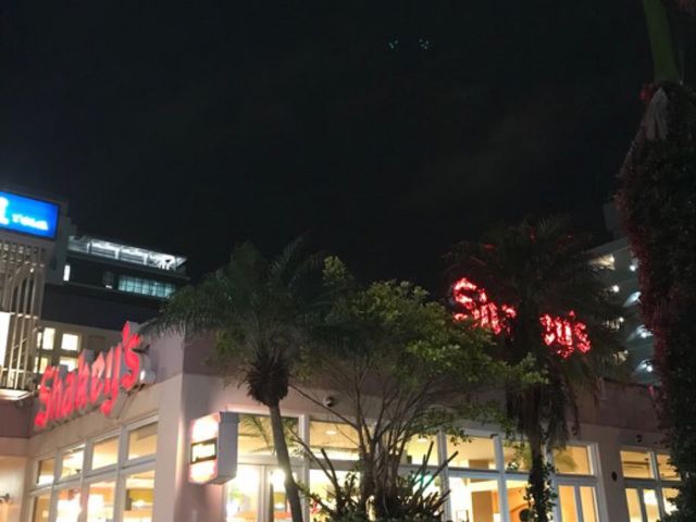 外観_シェーキーズ 壺川店