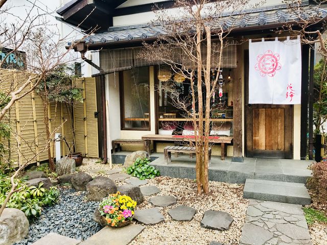【花鈴】お店の前には和風の小さなお庭もあります_花鈴