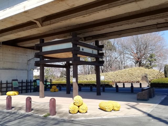 新幹線の高架下に仕掛けが!
列車が通過すると聞こえなくなっちゃった〜_石田堤史跡公園