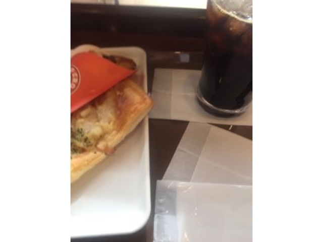 パンとアイスコーヒーです。_サンマルクカフェ竹橋パレスサイドビル店(CHOCO CRO SAINTMARC CAFE)