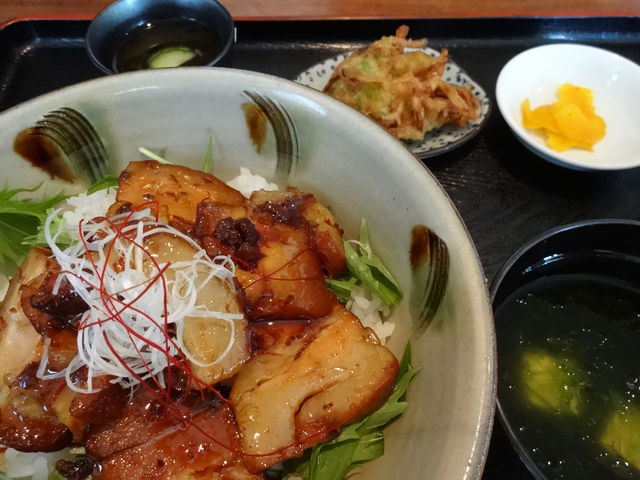 ラフテー丼_KITCHEN inaba