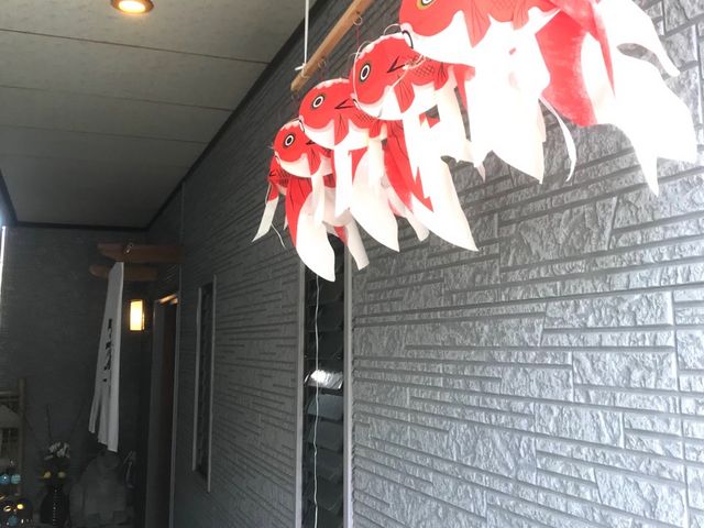 奥まった所に玄関があります。金魚の飾りが可愛かったです。_四季料理 翁