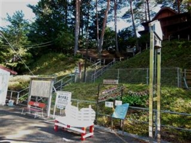 奥大井湖上駅ホームの中央階段を上って「レイクコテージ」へ_レイクコテージ奥大井