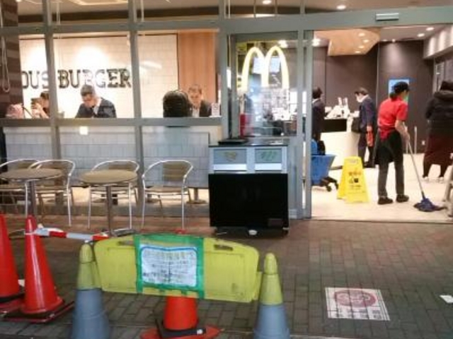 外にもテーブル_マクドナルド南千住駅店