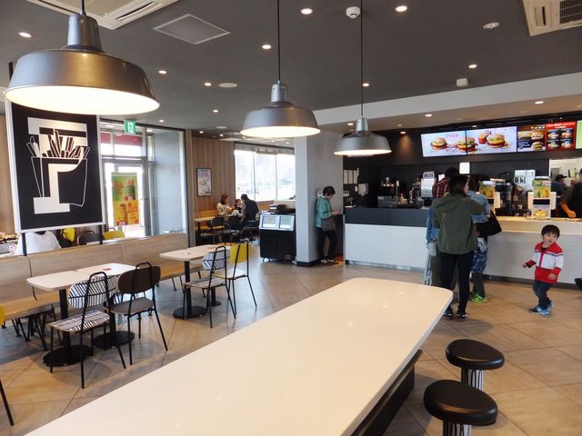 カウンター前からイートインスペースを望む。奥の方まで続きます。_マクドナルド安曇川平和堂店