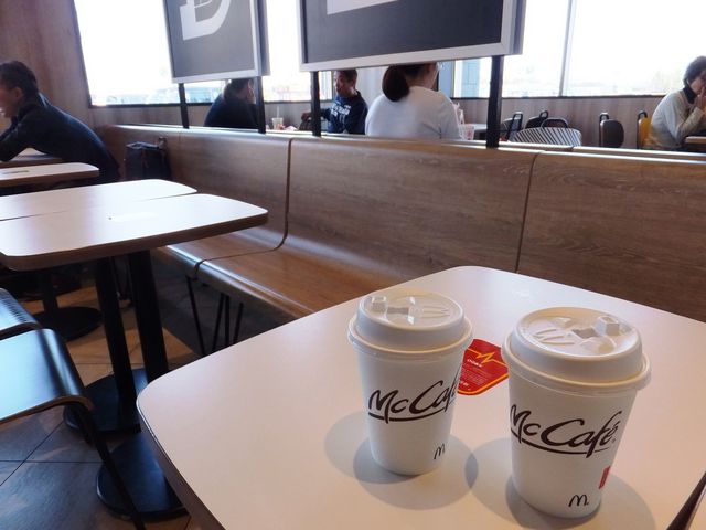 カウンター前のイートインスペース。_マクドナルド安曇川平和堂店