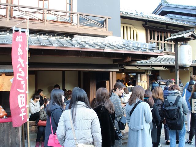 行列15分待ち_だんご屋