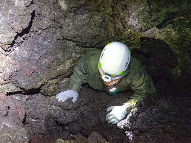 匍匐前進で通過する風穴内部_株式会社 Mt.Fuji Nature Travel
