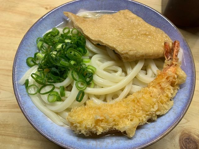 うどん大(2玉)にお揚げさんと海老天で450円。_蒲生うどん