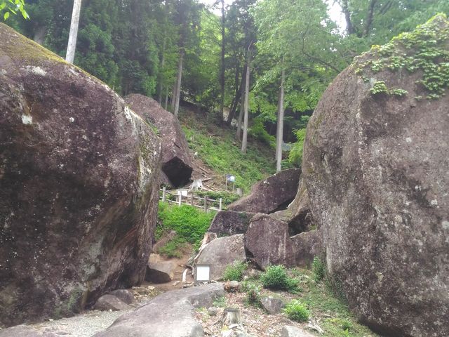 大きいです_金山巨石群(岩屋岩蔭遺跡)